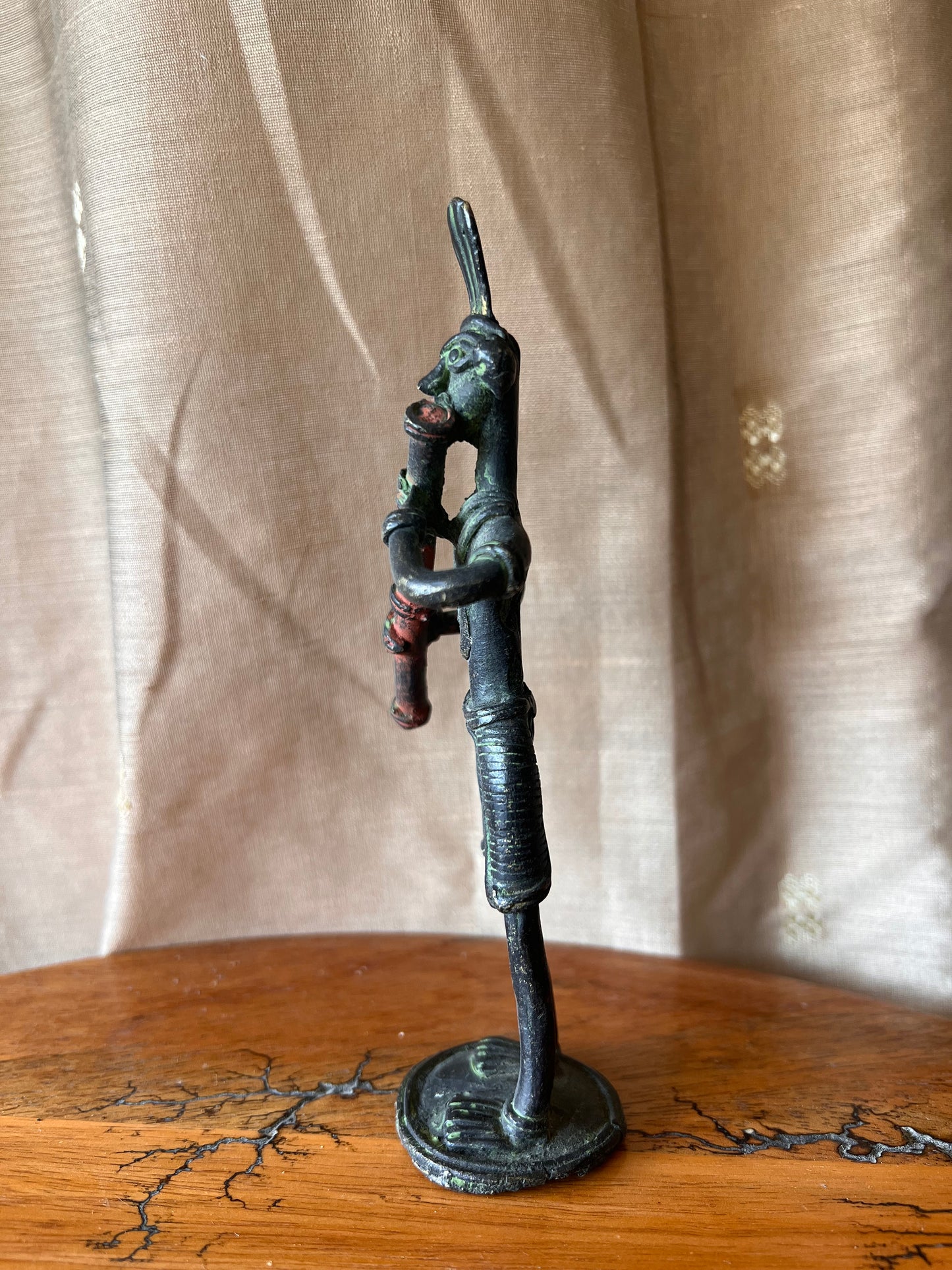 Musicista che suona uno strumento a fiato