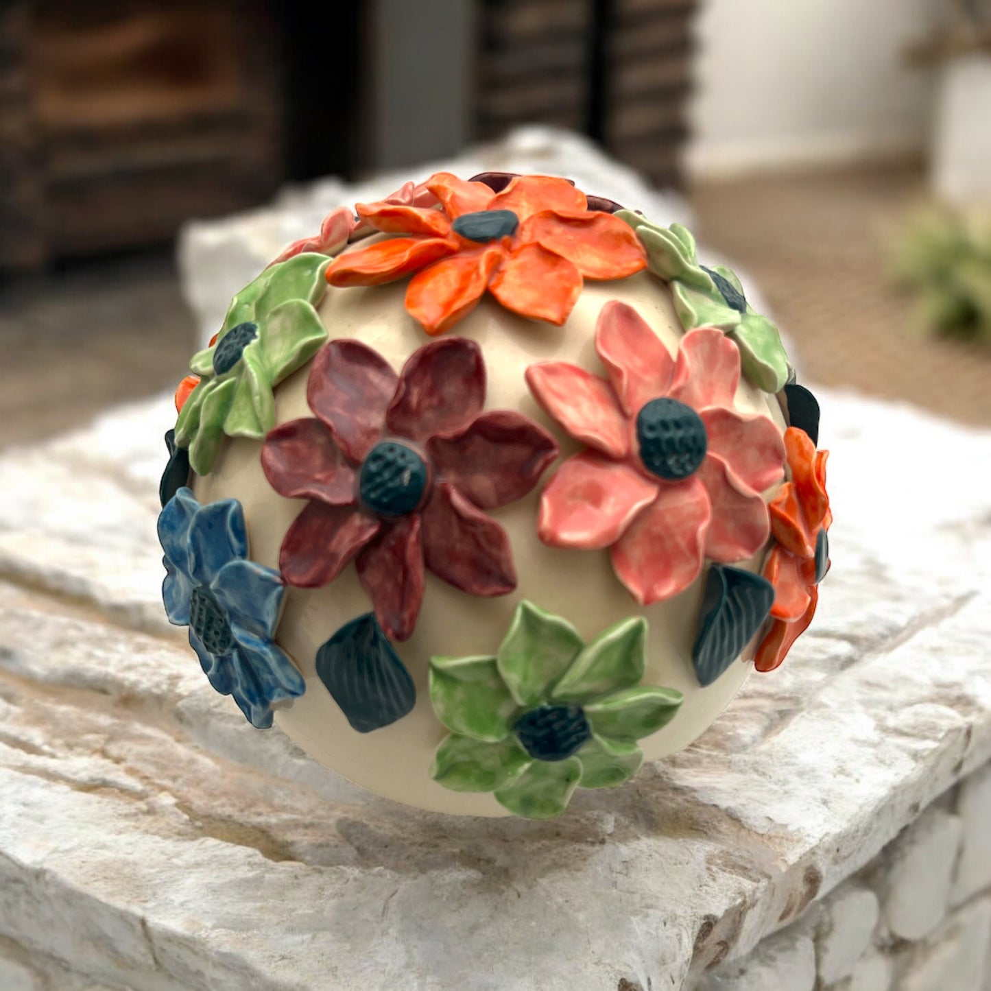 Handbemalte Keramik Gartenkugel groß mit Blumenmuster