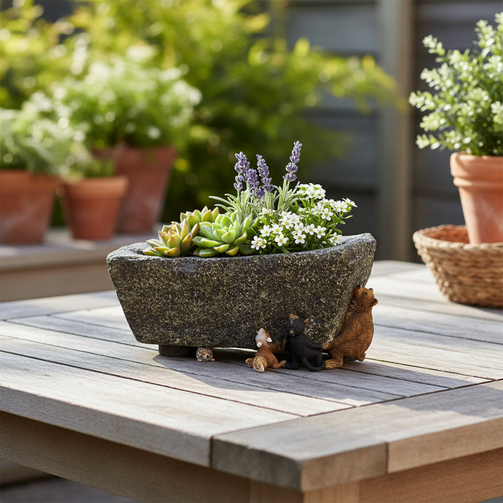 Kleine Pflanzschale mit Tieren