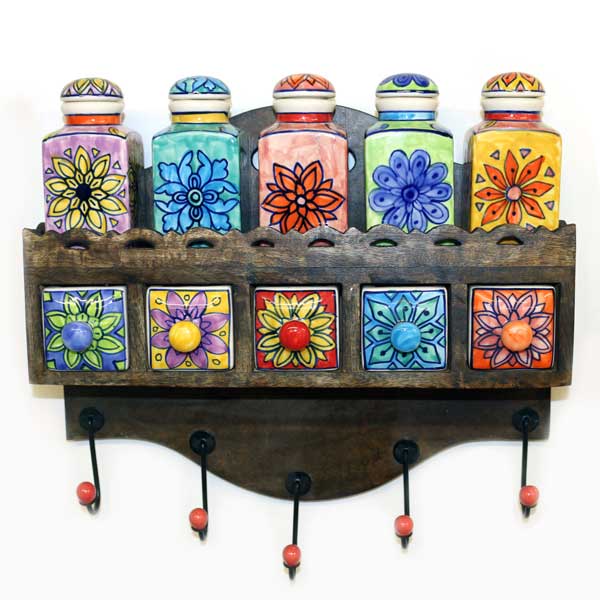 Mobili sospesi con bottiglie di spezie