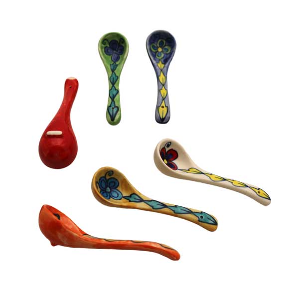 Piccoli cucchiai di ceramica