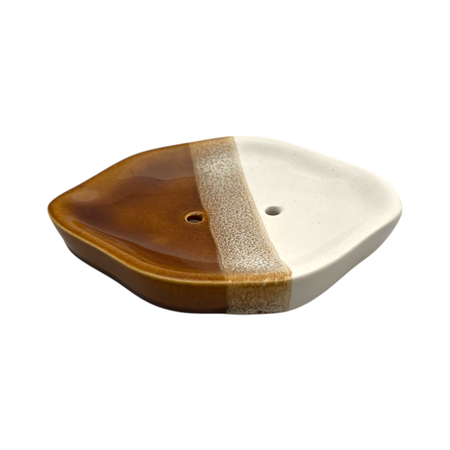 Seifenschale aus Keramik in Creme mit braunem Farbverlauf
Handgefertigte Seifenablage aus Keramik von Gall&Zick
Elegante Badezimmer Seifenschale cremefarben