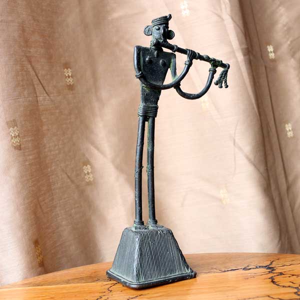 Statua in ottone di un musicista che suona uno strumento a fiato - Bastar Art, pezzo unico