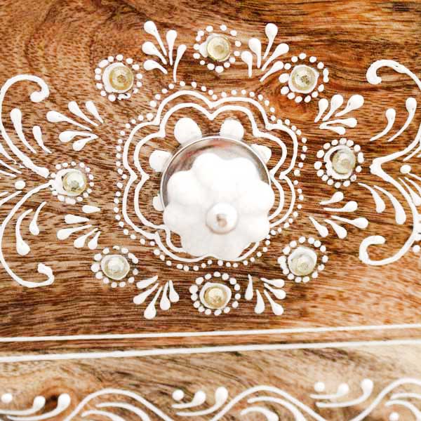 Handbemalte Kommode mit weißen Ornamenten