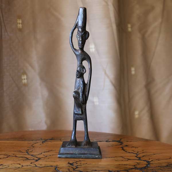 Femme avec enfant et cruche d'eau