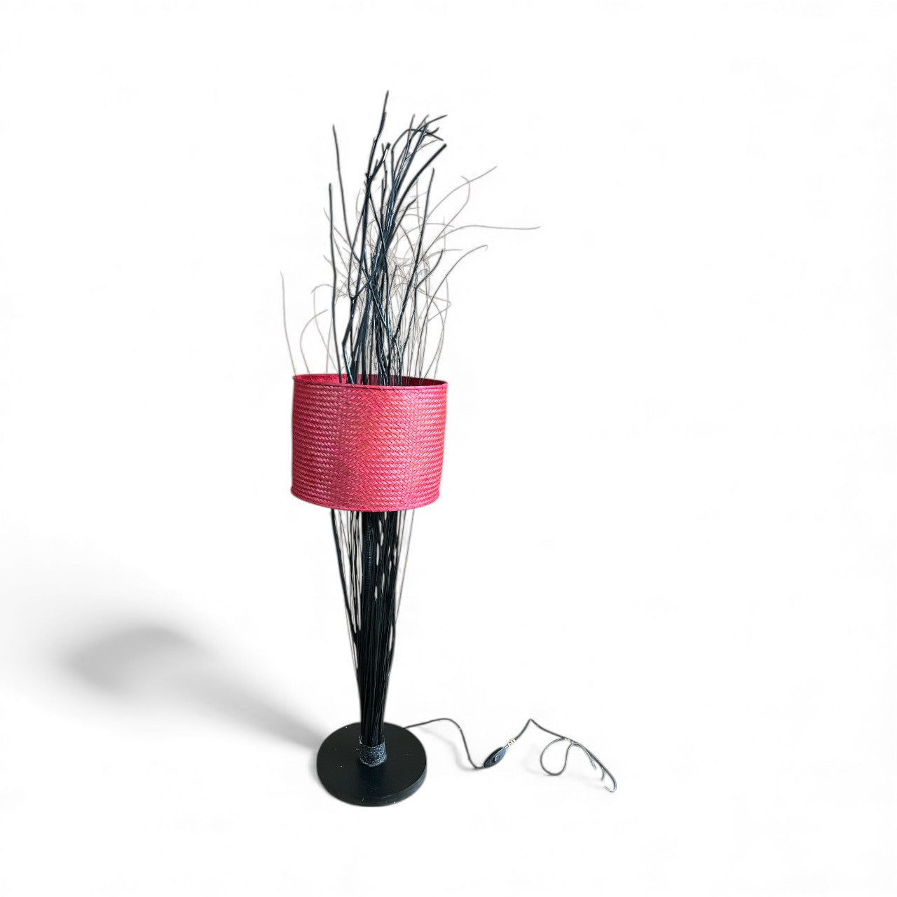 Moderne Holz-Stehleuchte mit rotem Schirm - Handgefertigt