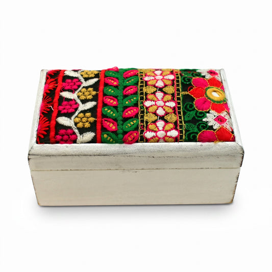 Boîte en bois rectangulaire blanche avec broderie en tissu faite main sur le couvercle