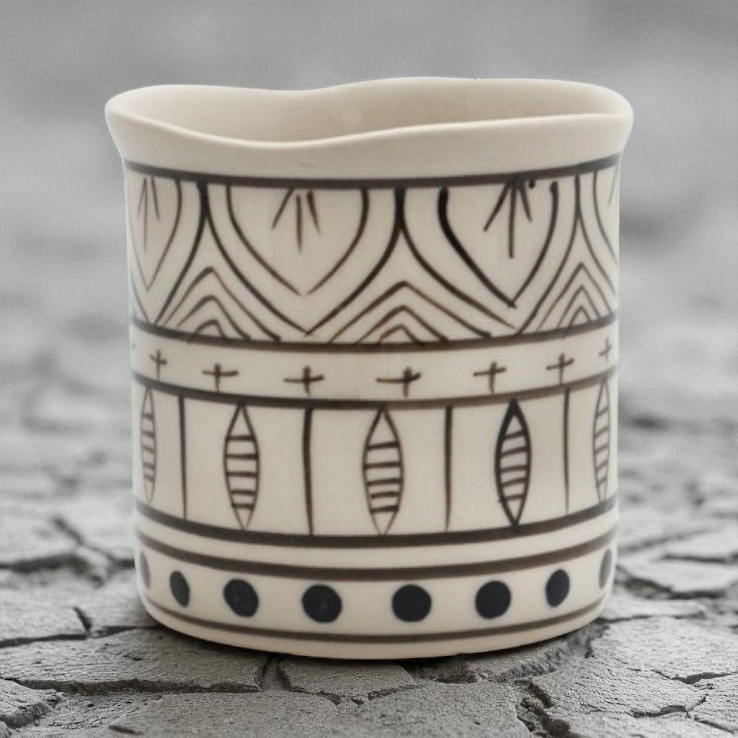 Tasse à thé/mug mandala noir et blanc peint à la main