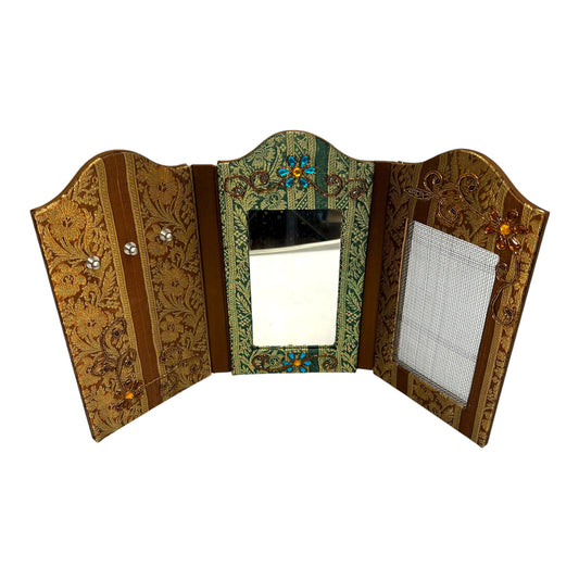 Schmuckwand mit Spiegel – Handbestickt & Stoffbezogen
