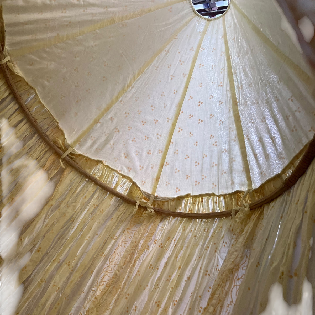 Baldacchino con sfumatura di colore e dettagli ricamati a mano