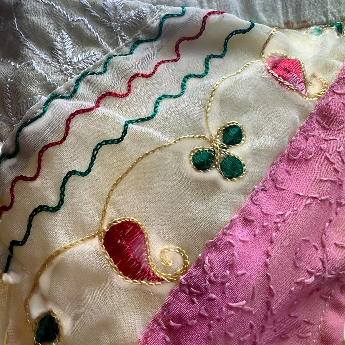 Baldacchino con sfumatura di colore e dettagli ricamati a mano