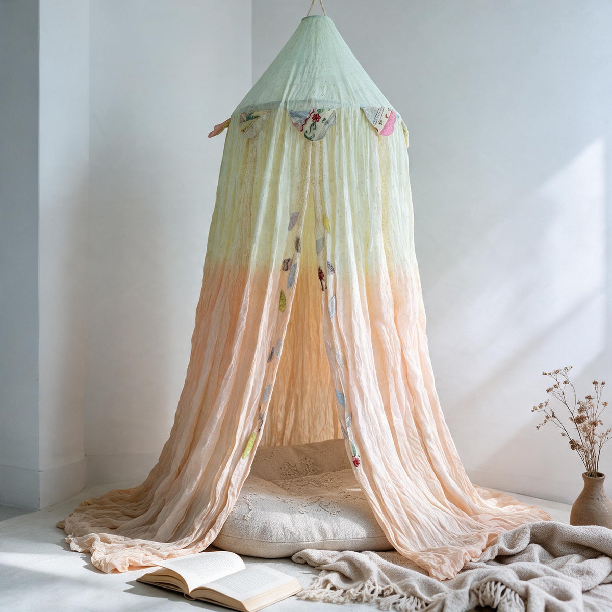 Baldacchino con sfumatura di colore e dettagli ricamati a mano