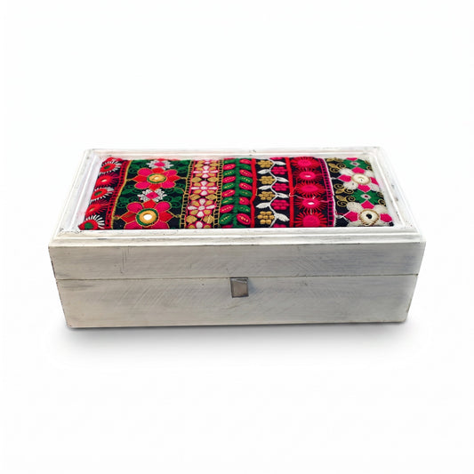 Boîte en bois rectangulaire blanche avec couvercle en tissu brodé à la main