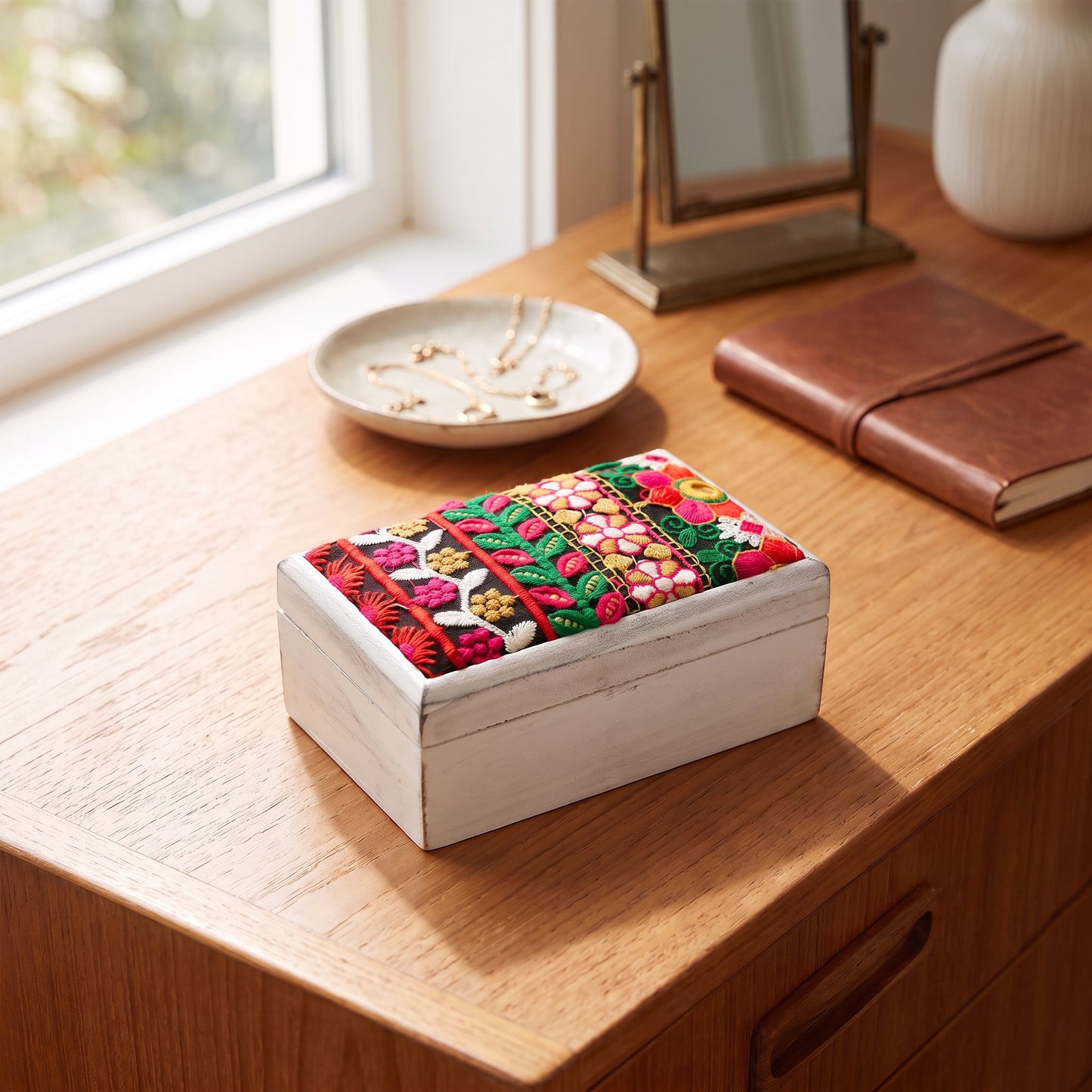 Boîte en bois rectangulaire blanche avec broderie en tissu faite main sur le couvercle