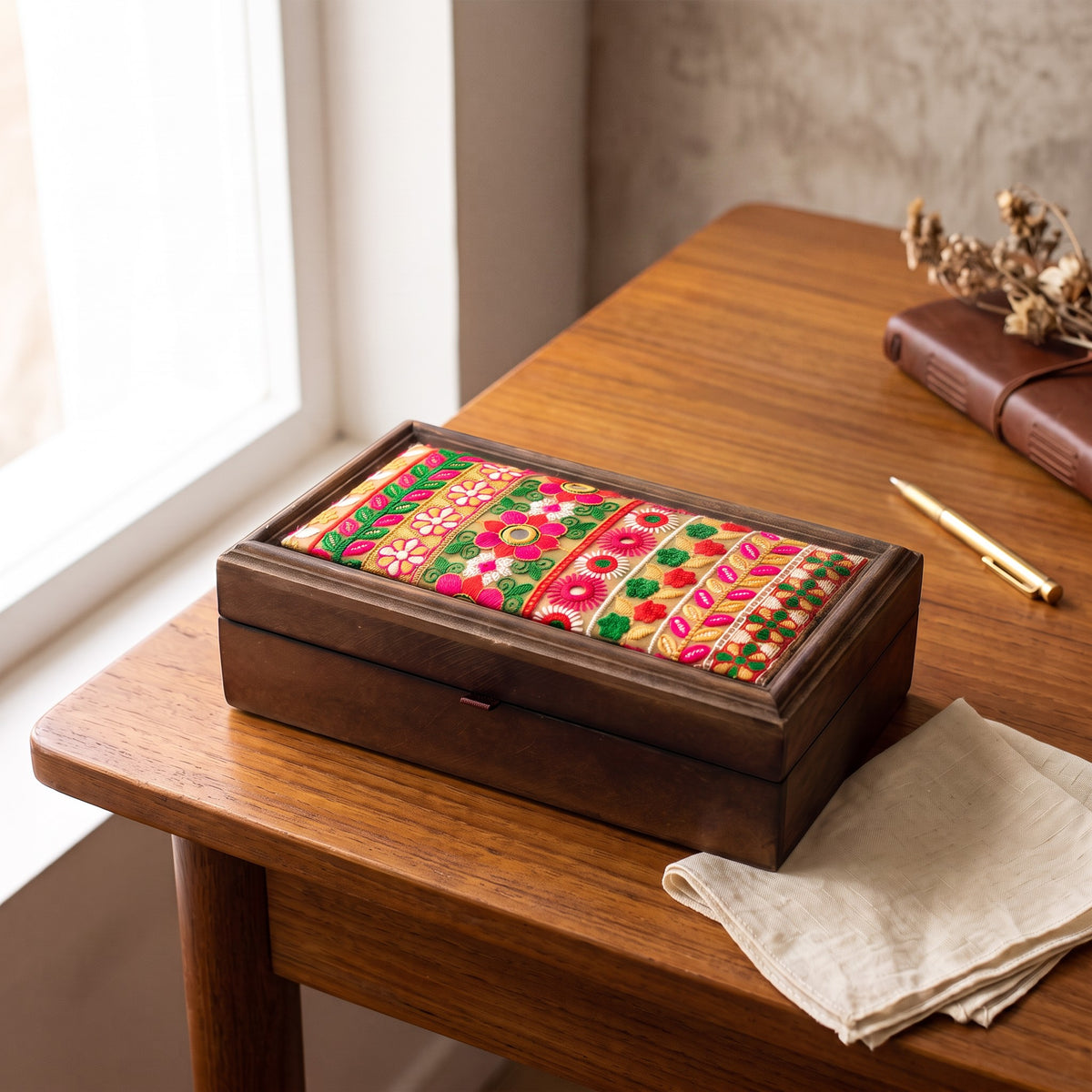 Boîte en bois rectangulaire marron avec broderie en tissu sur le couvercle