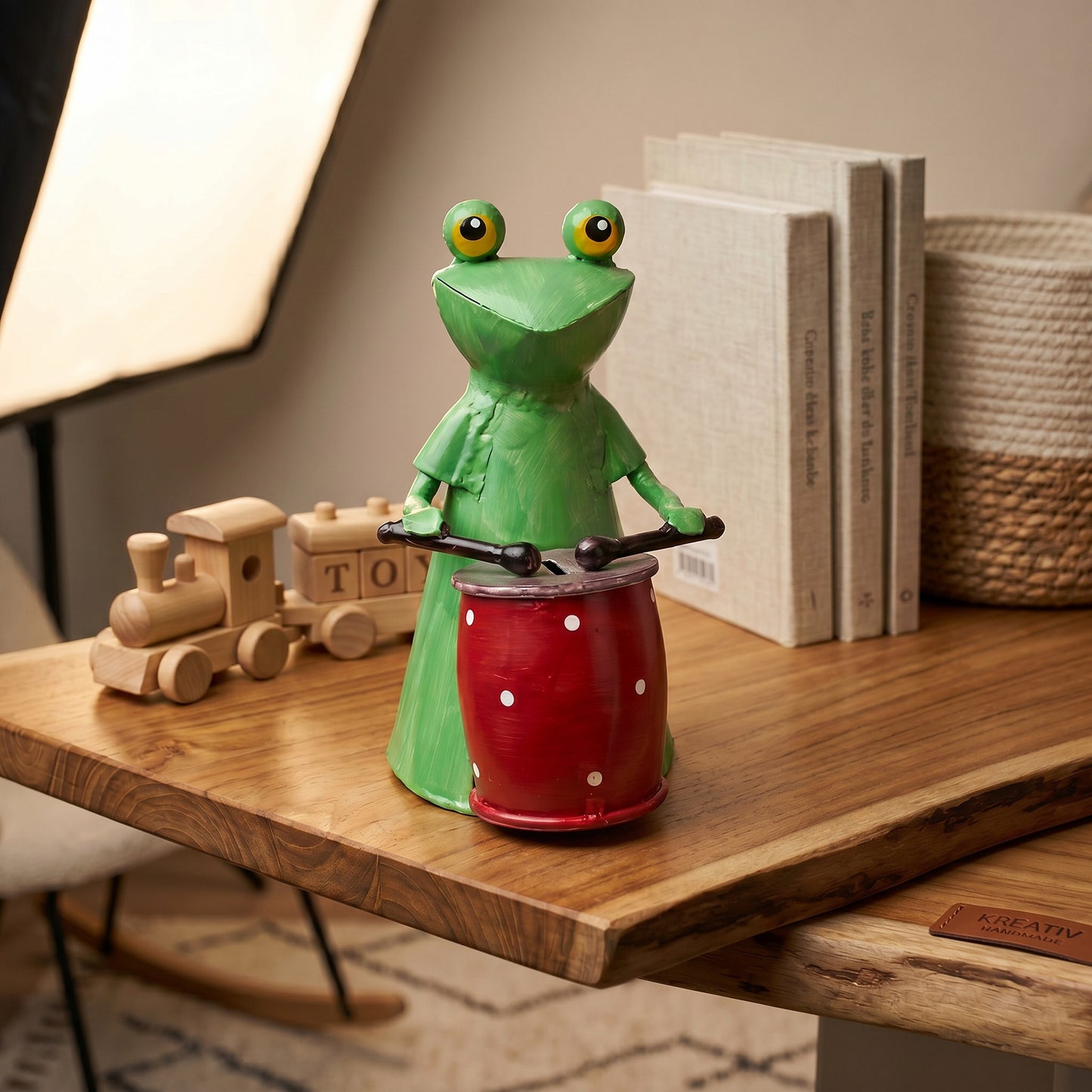 Spardose Frosch mit Trommel – Metallfigur Eisenblech bemalt