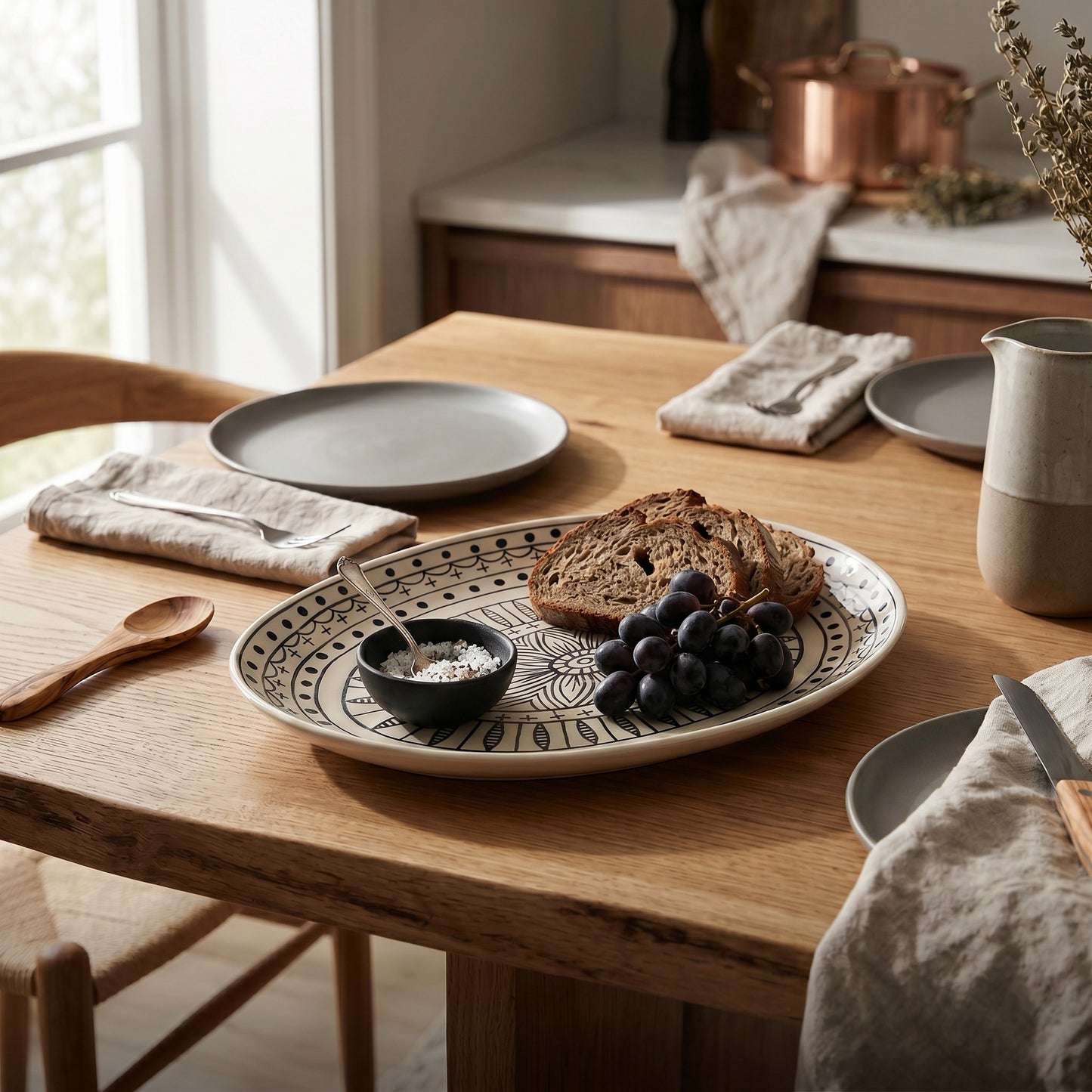 Large oval plate black/white