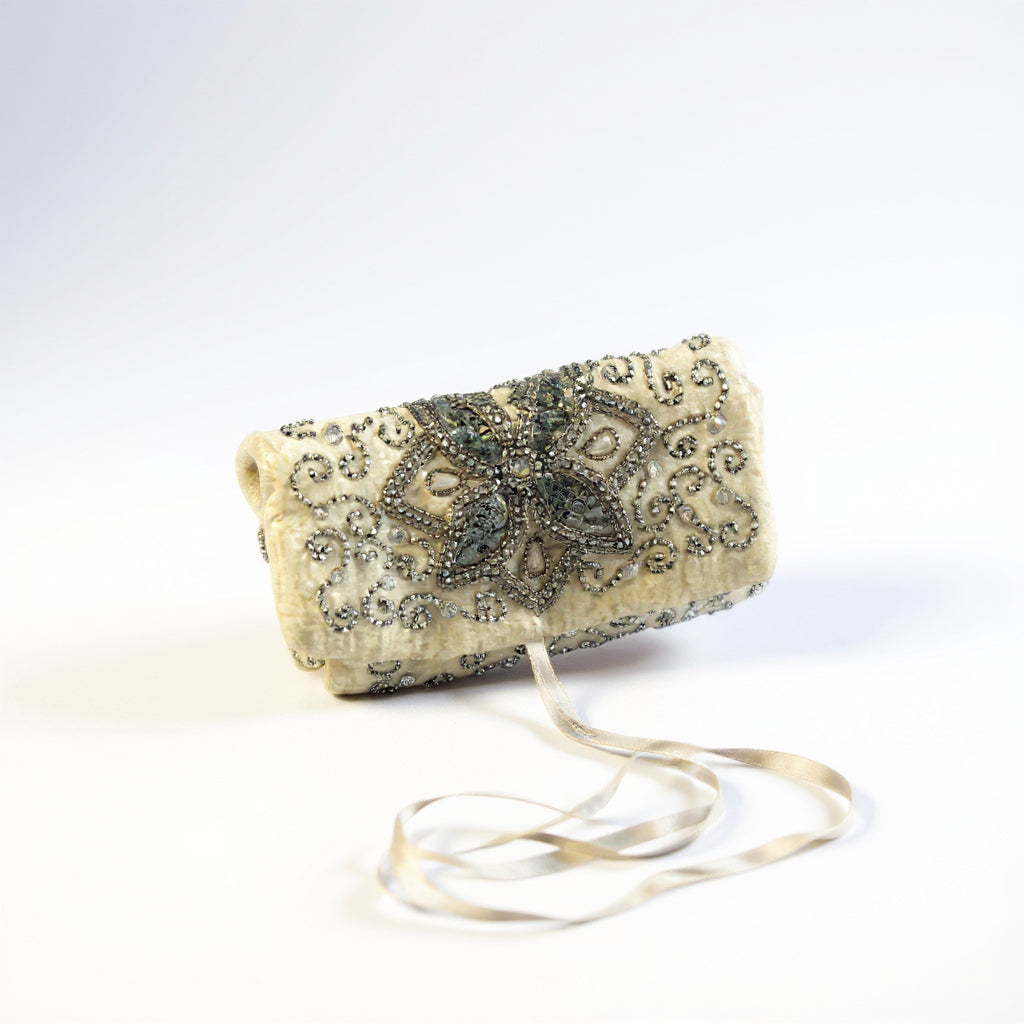 Rotolo di gioielli bianchi