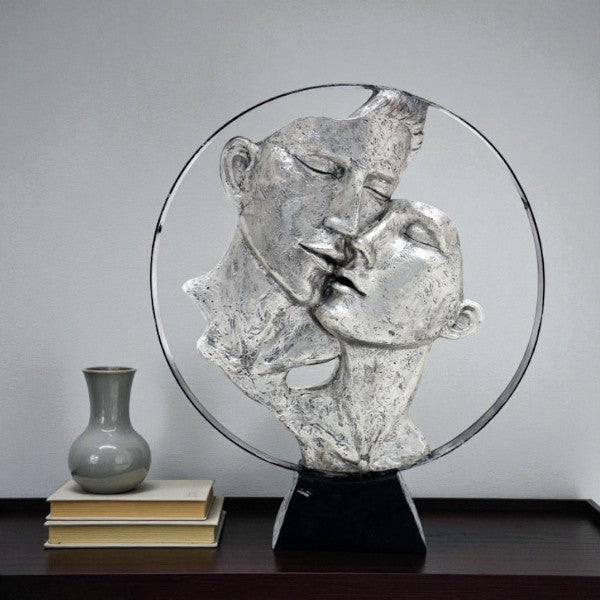 Scultura decorativa di una coppia innamorata