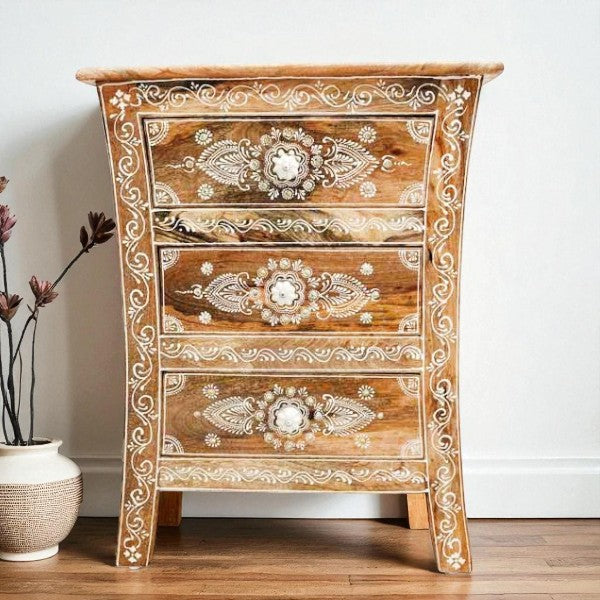 kommode mit weißen verzierungen boho